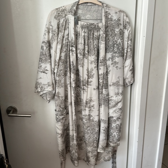Nothing fits But VEGAN SILK ROBE & PANTS SET - Picture 6 of 8